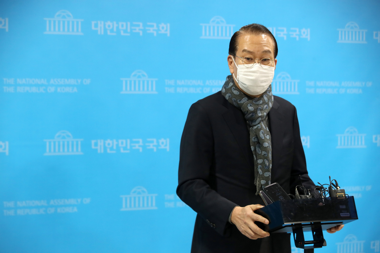 국민의힘 선거대책본부장으로 임명된 권영세 의원이 5일 오후 국회 소통관에서 취재진 질문에 답변하고 있다. [이상섭 기자]