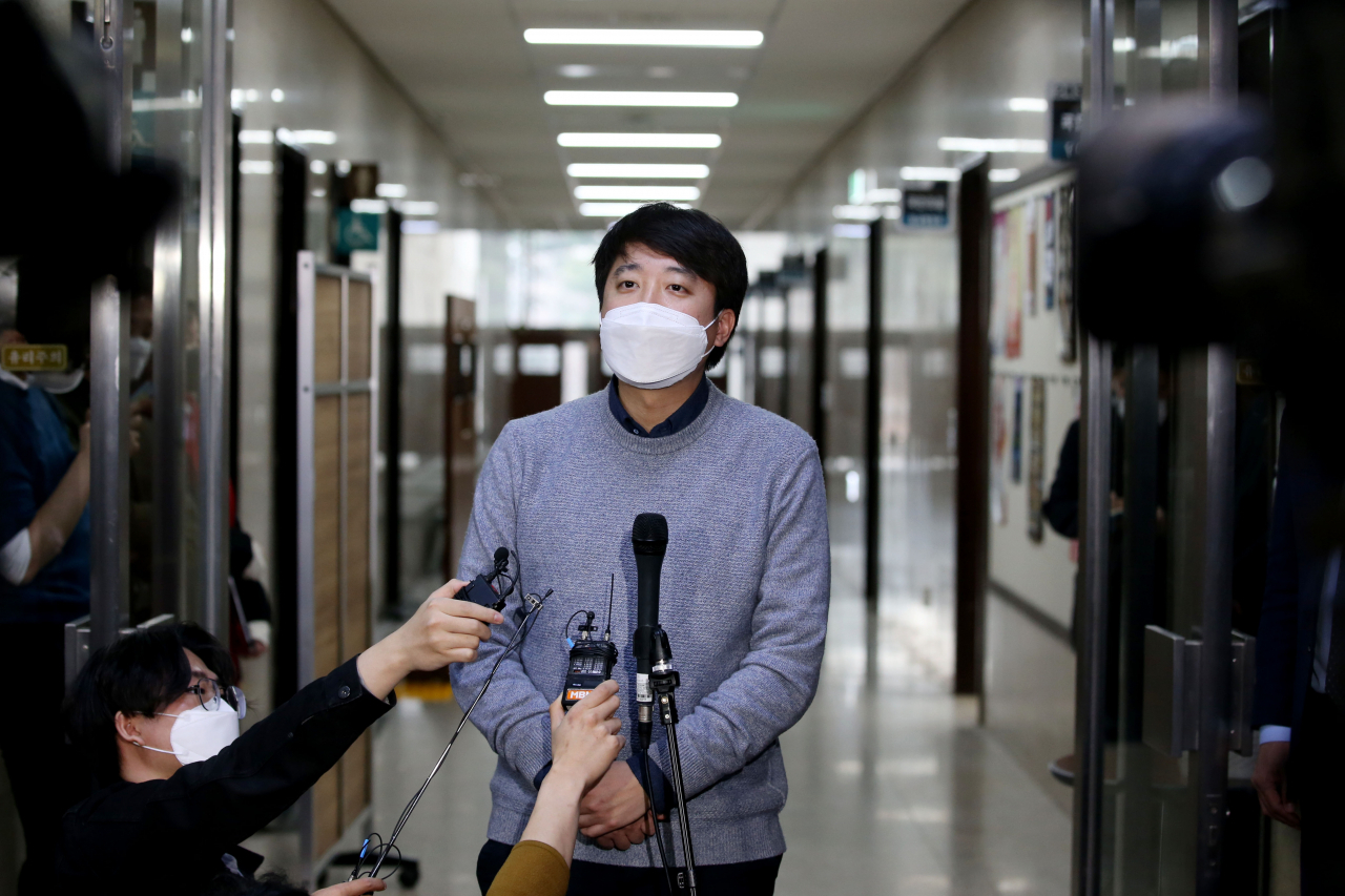 이준석 국민의힘 대표가 5일 오후 서울 여의도 국회 당대표실 앞에서 취재진에게 윤석열 대선 후보의 선대위 쇄신 기자회견에 대한 입장을 밝히고 있다. [헤럴드경제=이상섭 기자]