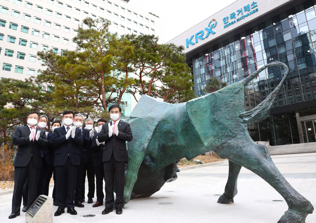손병두 한국거래소 이사장(앞줄 오른쪽 첫번째)과 상임이사들이 소와곰상 옥외 이전 제막 후 기념촬영을 하고있다. [사진=한국거래소]