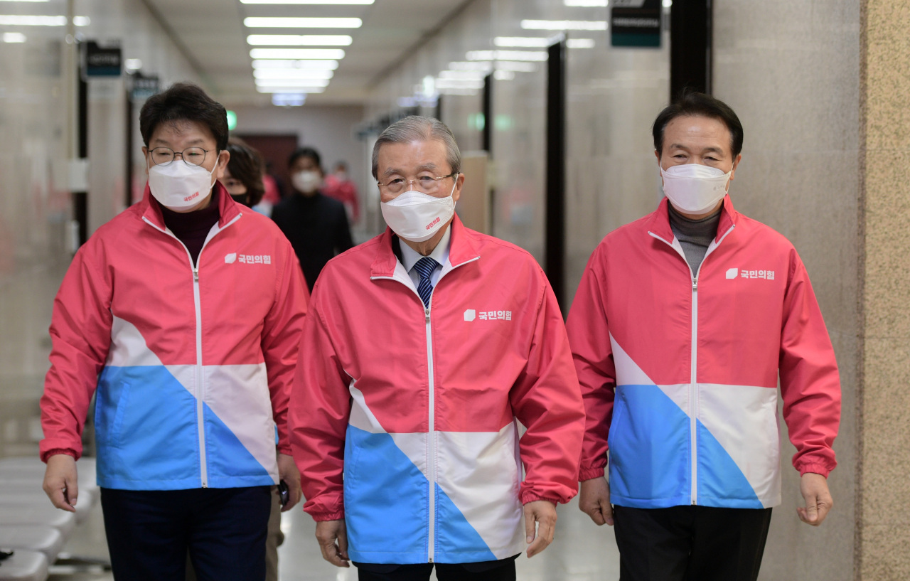 Kim Chong-in (center), the election committee chief at the main oppositionPeople Power Party, attends a party meeting at the National Assembly in Seoul on Monday. (Yonhap)