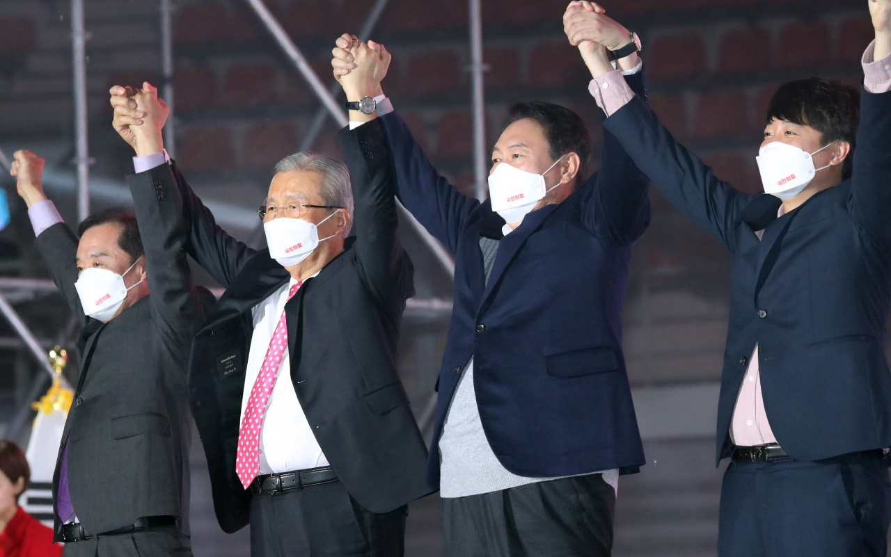 지난해 12월 6일 서울 송파구 올림픽 공원 KSPO돔에서 열린 국민의힘 중앙선거대책위원회 출범식에서 이준석 대표(오른쪽부터)와 윤석열 대선 후보, 김종인 (전) 총괄선대위원장, 김병준 전 상임선대위원장이 인사하고 있다. [연합]