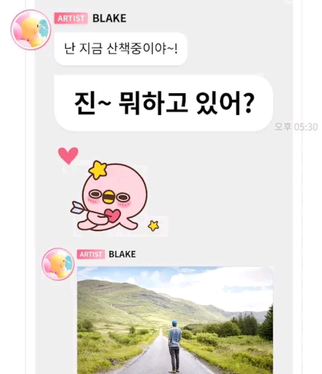 스타가 직접 작성한 메시지가 팬들에게 전송되고, 팬들은 1:1 채팅 형태로 아티스트 메시지에 답장을 보낼 수 있는 '버블' 앱 소개 모습.[출처, 디어유]
