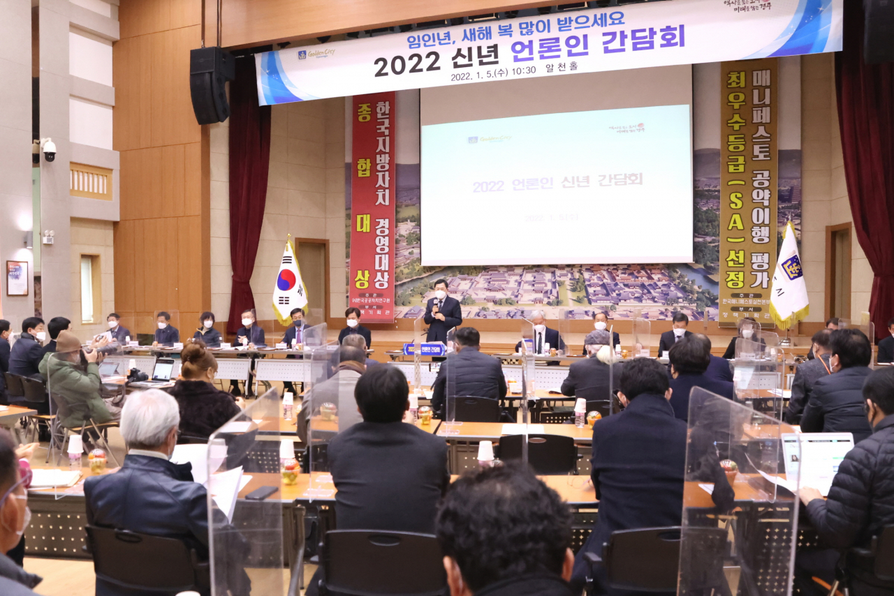 주낙영 경주시장이 5일 시청 알천홀에서 신년 언론인 간담회를 열고 새해 시정 운영 방향 등에 대해 설명하고 있다.[경주시 제공]