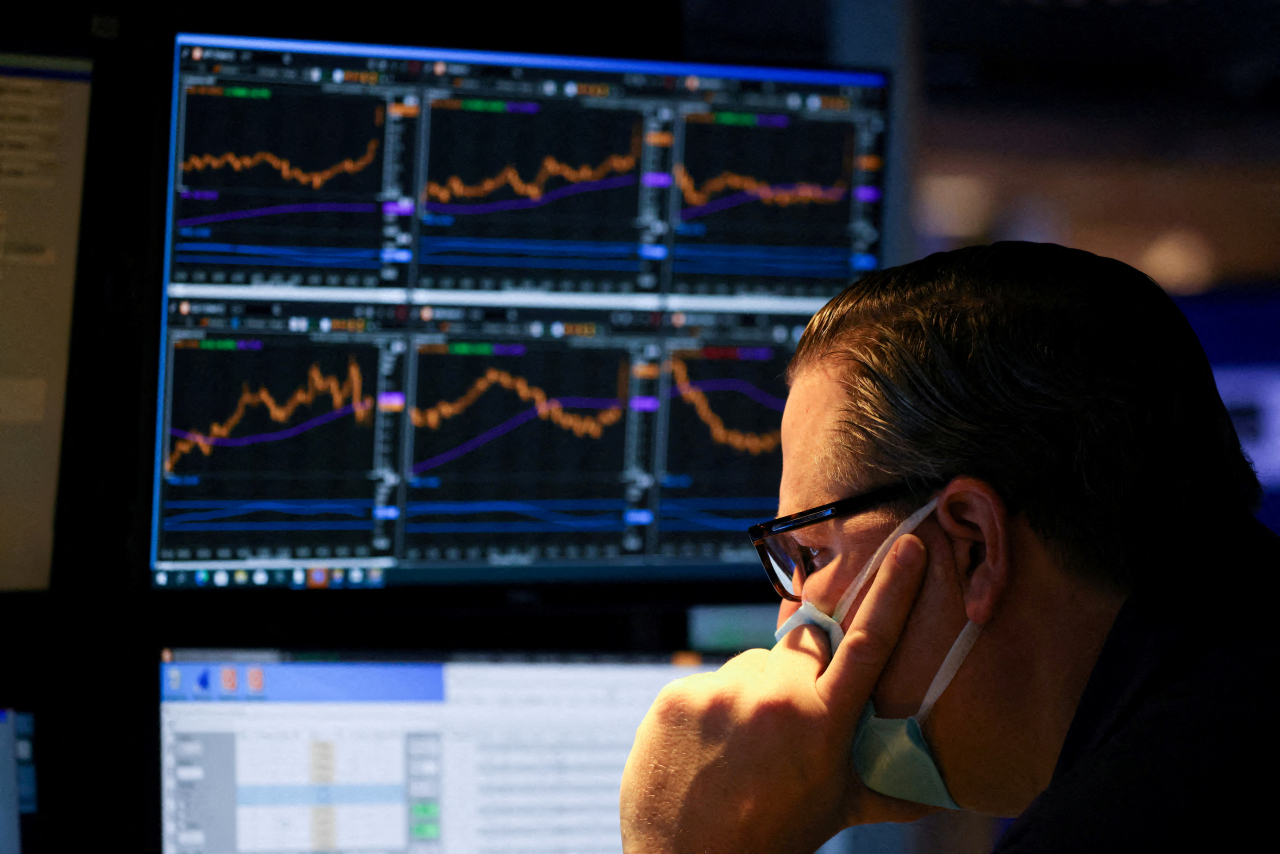 뉴욕 증권거래소(NYSE)에서 한 트레이더가 고민에 빠진 모습. [로이터]