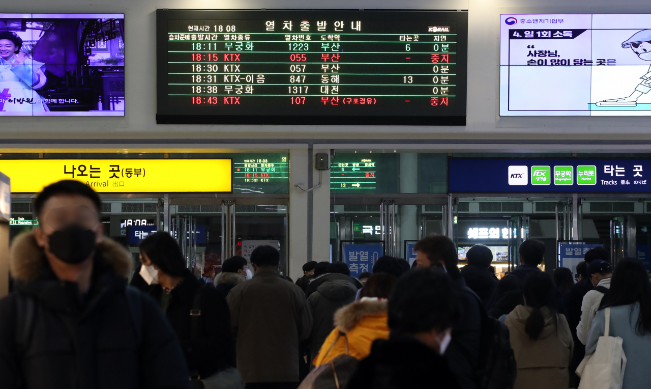 부산행 KTX-산천 열차가 영동터널 부근에서 탈선하는 사고가 난 지난 5일 오후 서울역이 혼잡한 모습이다. 이날 사고로 경부고속철도 상·하행선 전 구간에서 열차 운행이 최장 2시간 40분가량 지연되면서 서울역과 대전역 등 각 역에서 큰 혼잡이 빚어졌다. [연합]