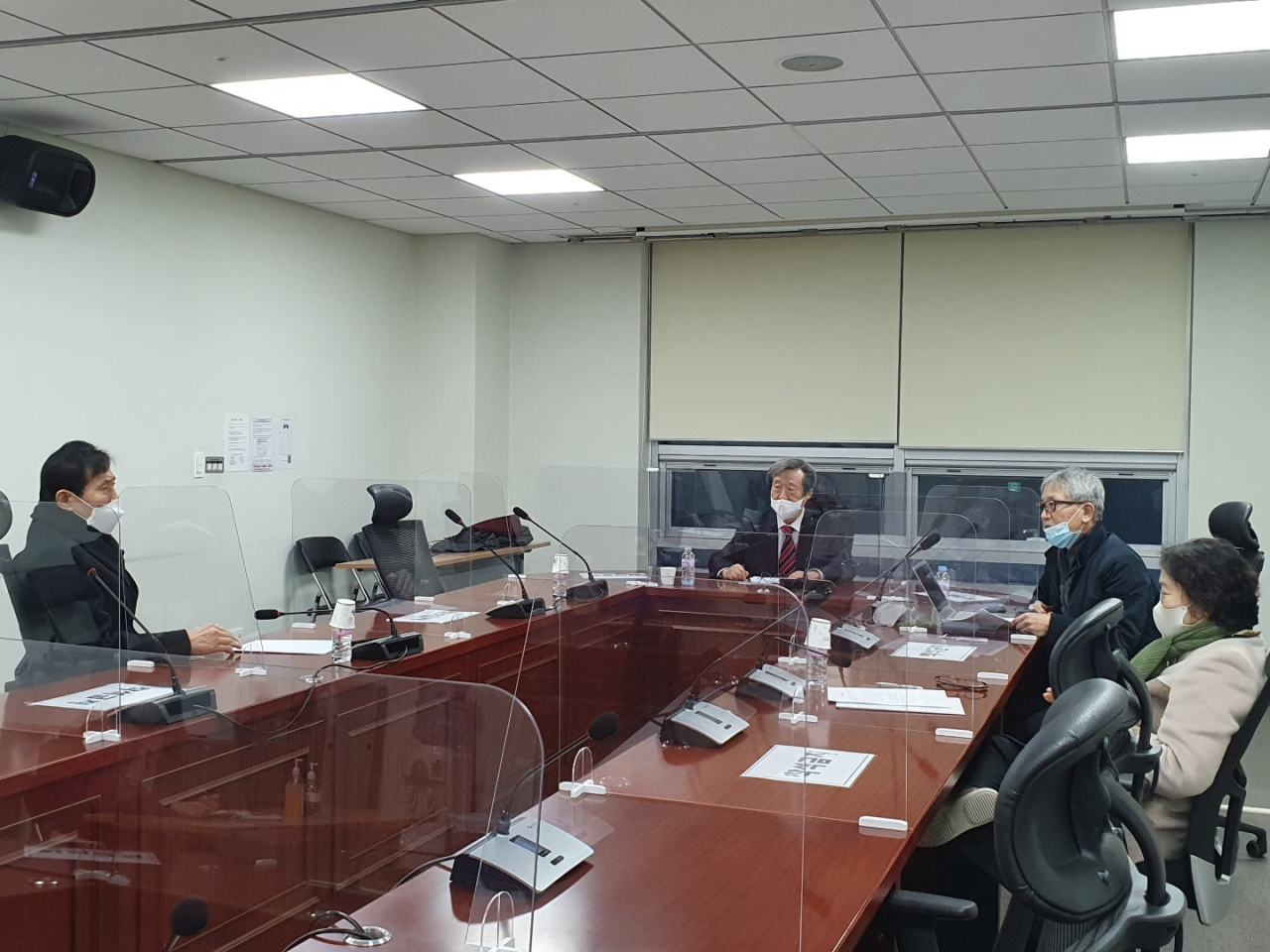 5일 아침 국회 의원회관 제2간담회실에서 유신50년청산위원회 준비위 회의가 열렸다. 왼쪽부터 이학영 의원, 김재홍 상임대표, 이대수 운영위원장, 인재근 의원. [유신50년청산위원회 제공]