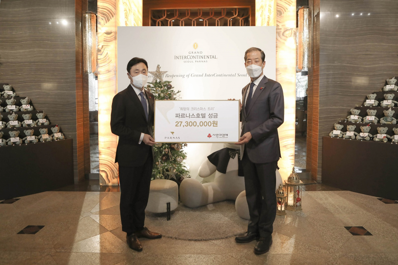 기부금전달식. 파르나스호텔㈜ 여인창 대표이사(좌)와 서울 사회복지공동모금회 박용주 부회장(우)