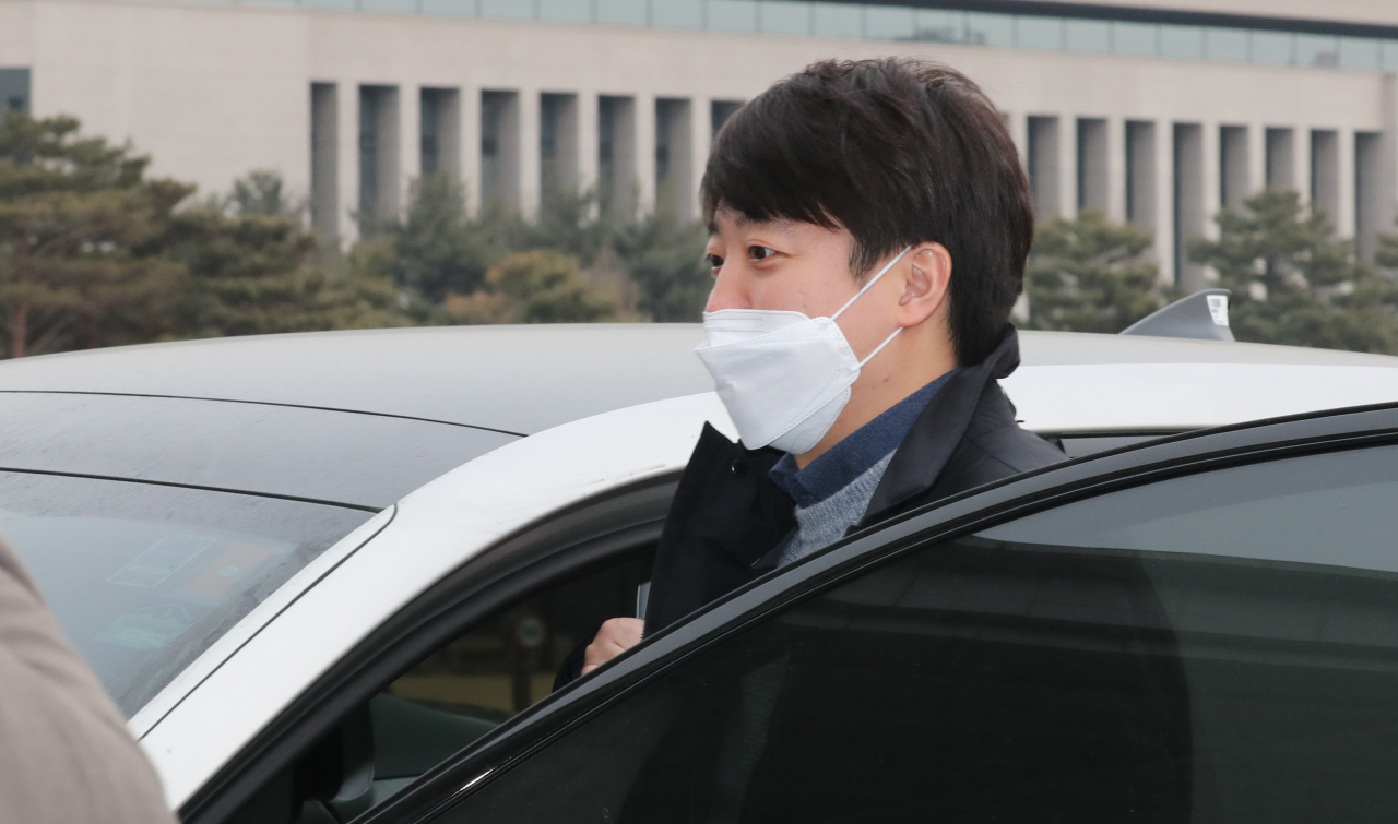 국민의힘 이준석 대표가 5일 국회를 떠나며 차량에 오르고 있다. [연합]