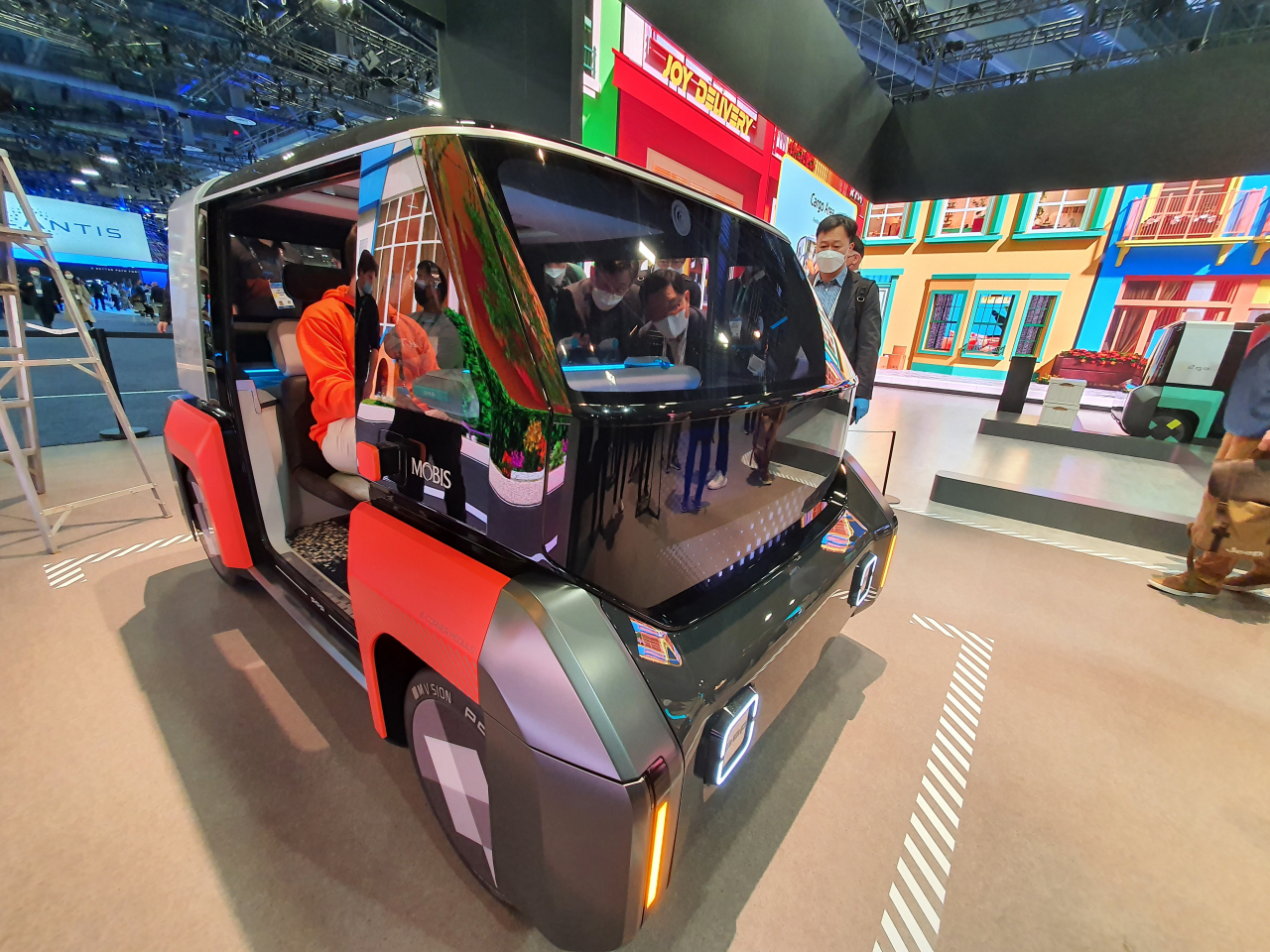CES2022 현대모비스 부스에서 관람객들이 엠비전 팝을 시승해보고 있다. [원호연 기자]