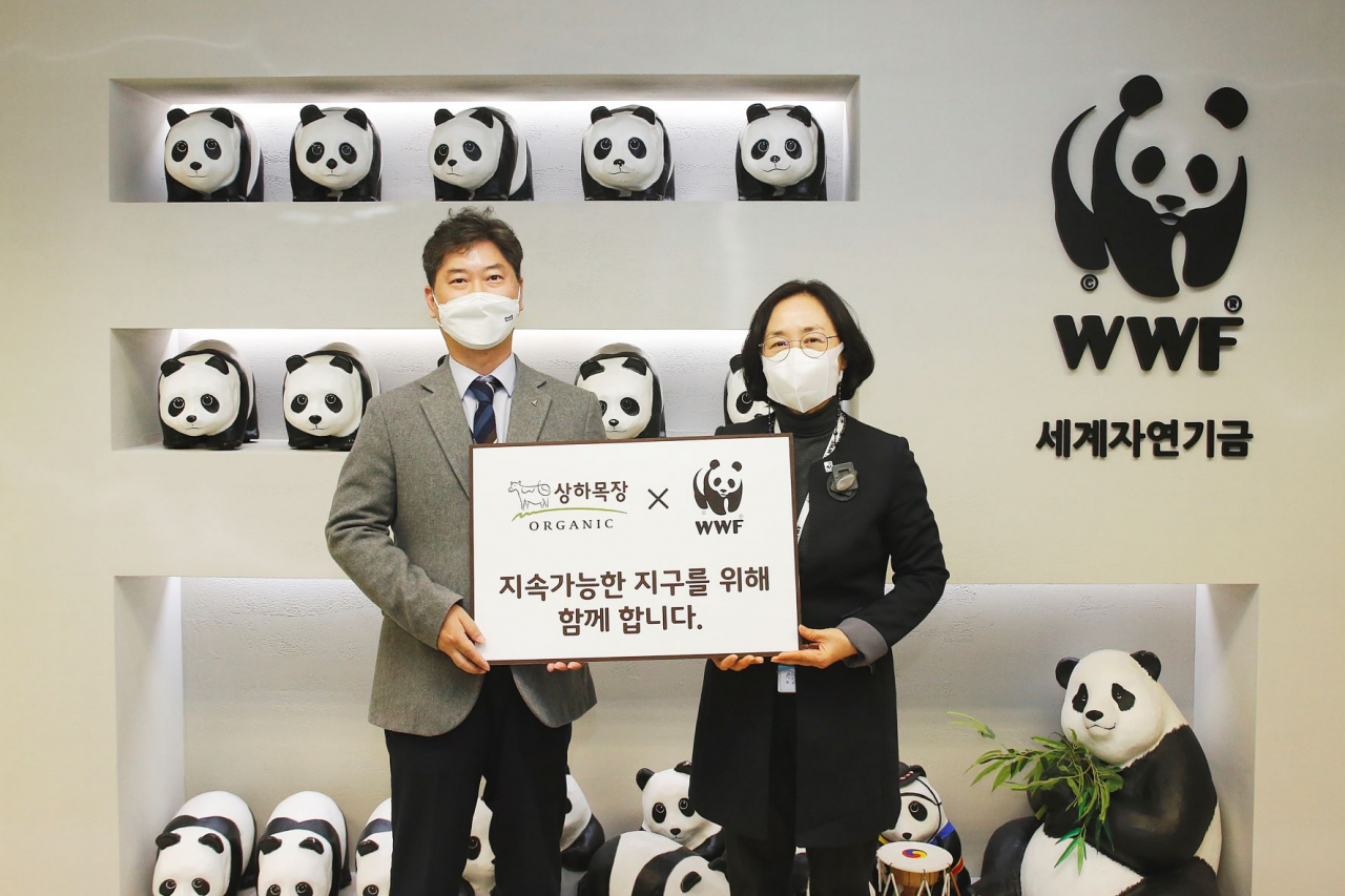 이진석 매일유업 상하목장 본부장(사진 왼쪽)이 지난 5일 서울시 종로구 WWF-Korea(세계자연기금 한국본부)에서 홍윤희 WWF 사무총장과 함께 지속 가능한 지구를 위해 협업하는 협약식을 체결했다. [매일유업 제공]