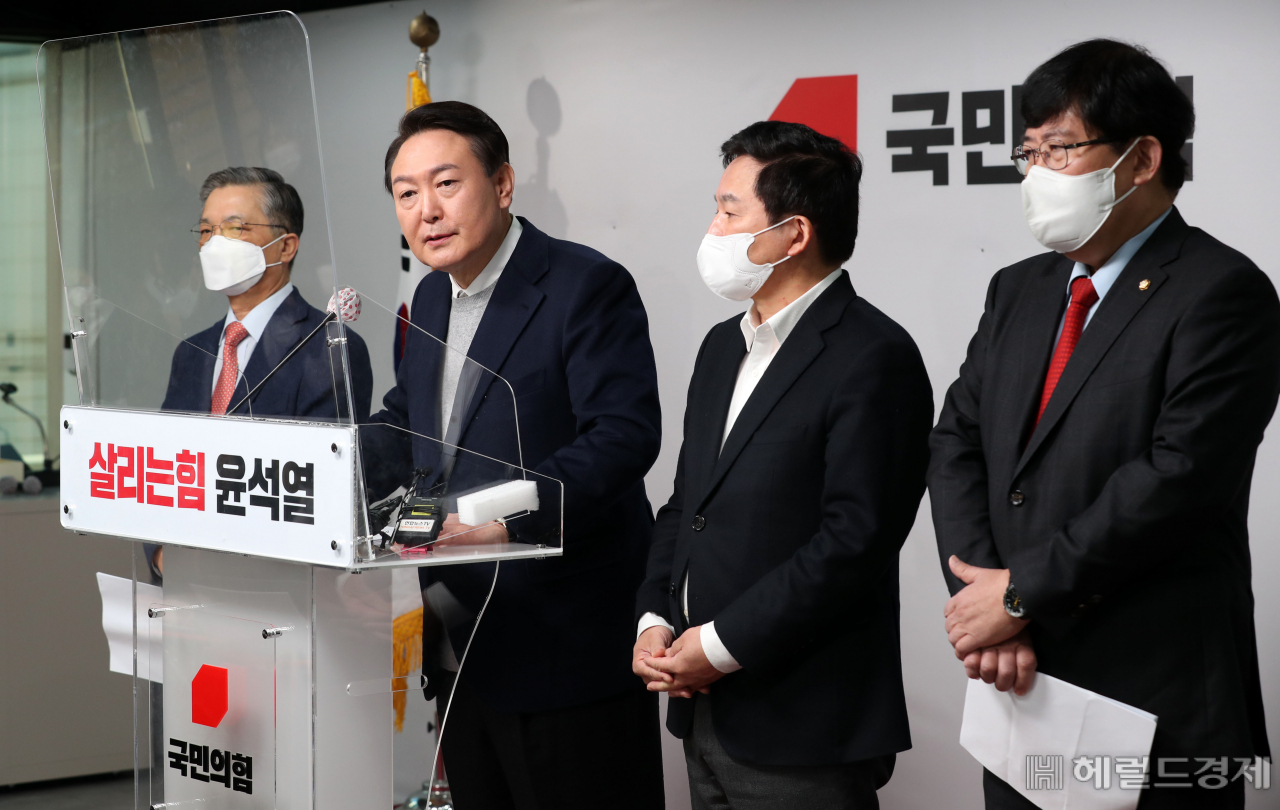 윤석열(왼쪽 두 번째) 국민의힘 대선후보가 6일 오전 서울 영등포구 여의도동 당사에서 ‘신도시 재정비’ 정책공약을 발표하고 있다. 왼쪽부터 이한준 전 경기도시공사 사장, 윤 후보, 원희룡 정책총괄본부장, 윤창현 의원. [헤럴드경제=이상섭 기자]