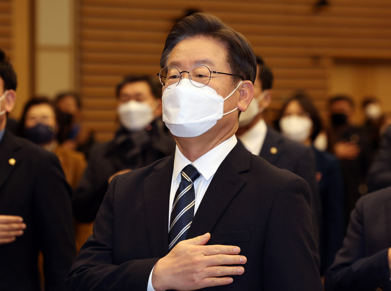 이재명 더불어민주당 대선후보가 5일 광주시 서구 김대중컨벤션센터에서 열린 국가비전·국민통합위원회 광주비전회의에서 국기에 경례하고 있다. [연합]