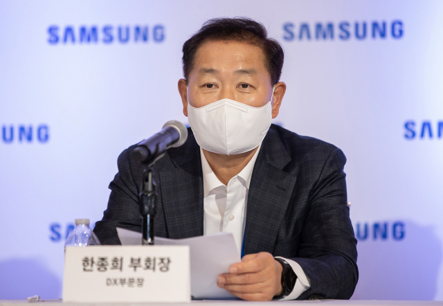 한종희 삼성전자 부회장(DX부문장)이 5일(현지시간) 미국 라스베이거스 시저스 팰리스 호텔에서 열린 기자간담회에서 질문에 답하고 있다. [삼성전자 제공]