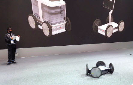 CES2022 현대차 부스에서 소형 모빌리티 플랫폼 모베드가 김연아 턴을 보여주고 있다. 원호연 기자
