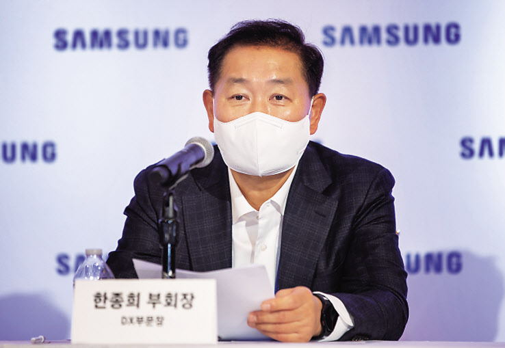 한종희 삼성전자 부회장이 5일(현지시간) 미국 라스베이거스 시저스 팰리스 호텔에서 열린 기자간담회에서 질문에 답하고 있다. [삼성전자 제공]