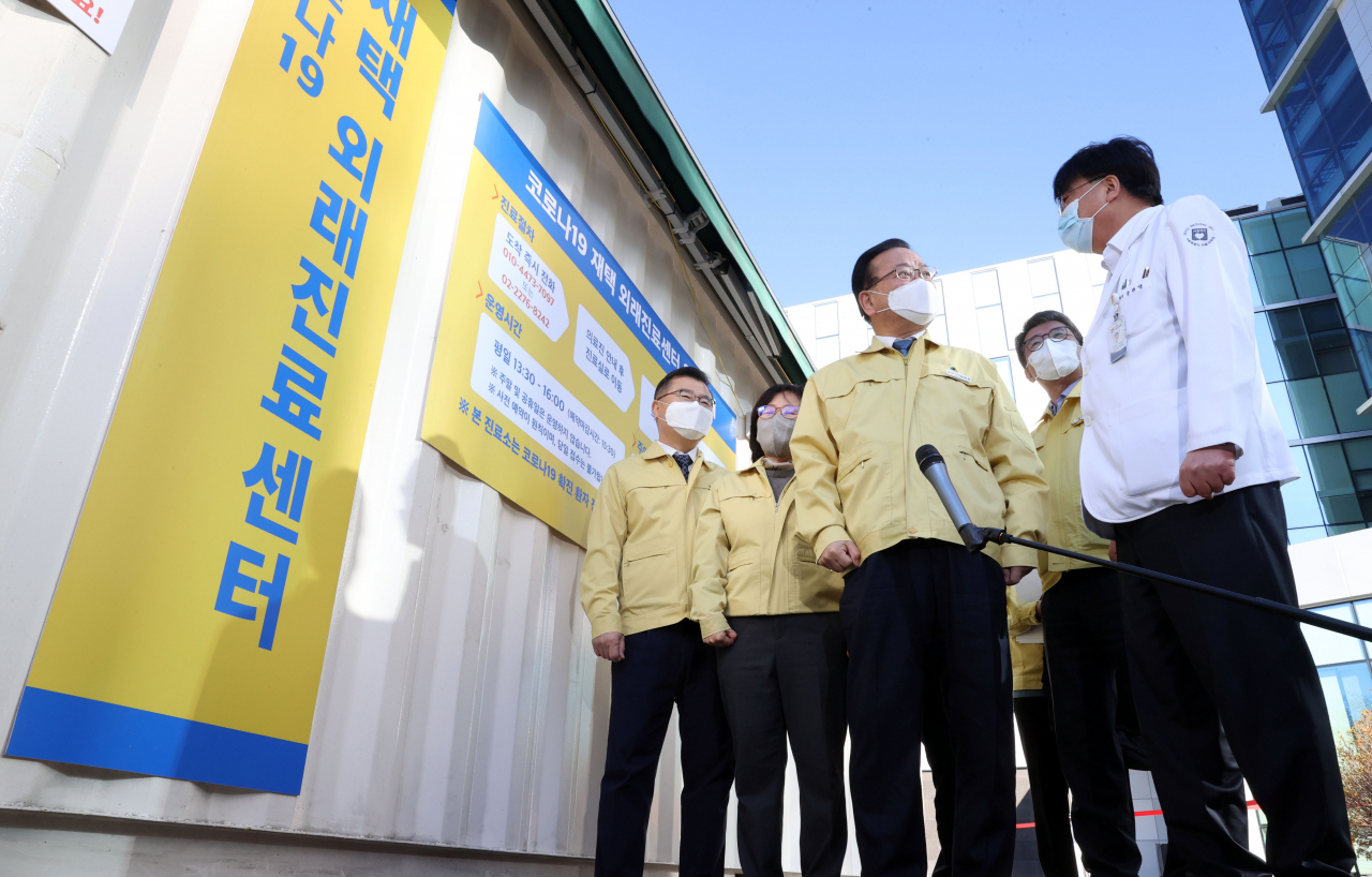 김부겸 국무총리가 31일 중랑구 서울의료원에 마련된 코로나19 재택 외래진료센터를 방문해 현장점검을 하고 있다. [연합]