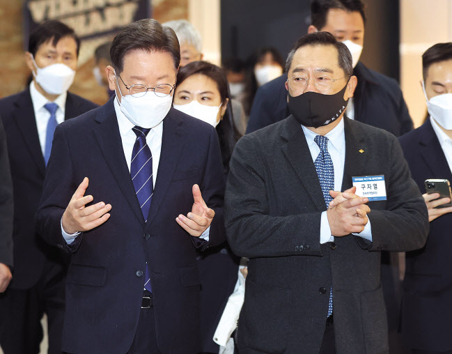 이재명(왼쪽) 더불어민주당 대선 후보와 구자열 한국무역협회 회장이 6일 서울 강남구 코엑스 스튜디오159에서 열린 무역협회 혁신기업 정책간담회’CES2022 LIVE’에서 대화하고 있다. 이상섭 기자