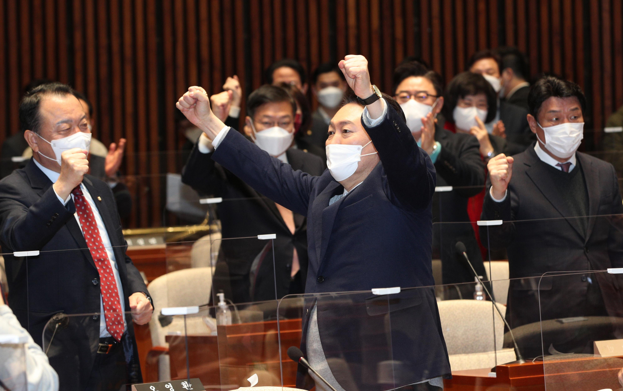 윤석열 국민의힘 대선후보가 6일 오전 국회에서 열린 의원총회에서 발언을 마친 뒤 ‘윤석열’을 연호하는 의원들에게 두 주먹을 쥐고 손을 들어 답례하고 있다.[헤럴드경제=이상섭 기자]