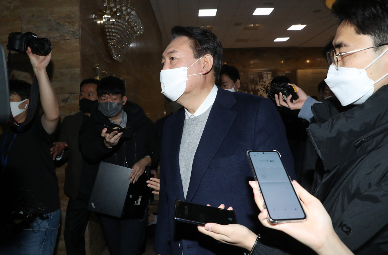 윤석열 국민의힘 대선 후보가 6일 오전 국회에서 열린 의원총회에 참석하며 기자들의 질문을 받고 있다. [연합]