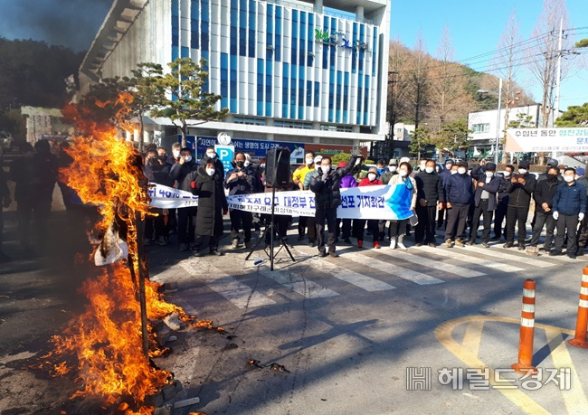 지난 2020년 8월 섬진강 범람으로 수해 피해를 입은 구례군민들이 정부의 배상액에 불만을 표출하며 정부를 규탄하는 화형식을 갖고 있다. /박대성 기자.