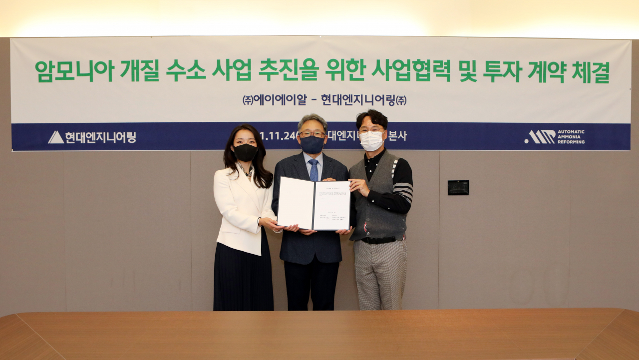 김창학 현대엔지니어링 대표이사(가운데)와 김건태 AAR 공동대표(오른쪽), 양예진 AAR 공동대표(왼쪽)가 ‘암모니아 개질 수소 사업’ 추진을 위한 사업협력 및 투자 계약을 체결하고 기념촬영을 하고 있다. [현대엔지니어링 제공]