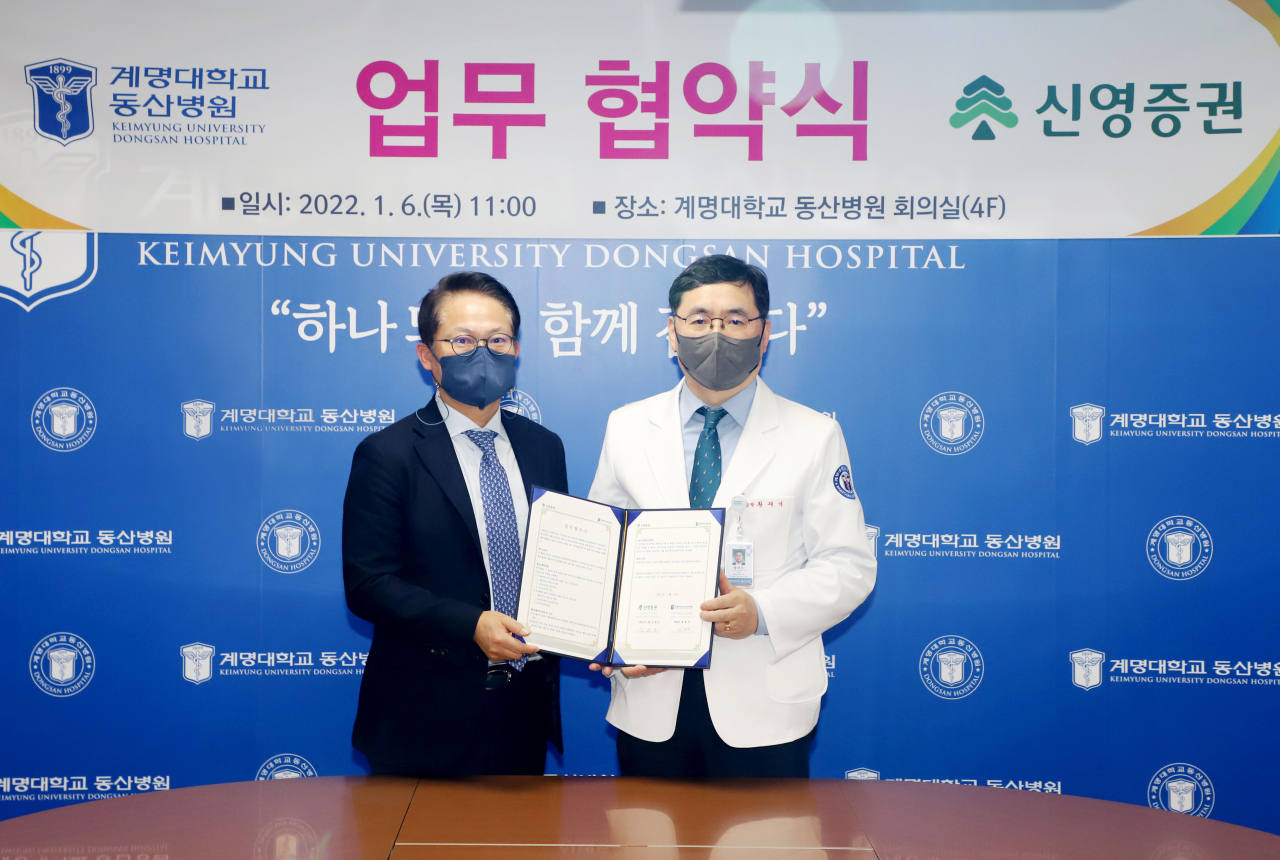신영증권과 계명대학교 동산병원은 6일 계명대학교 동산병원에서 업무협약을 체결했다. 왼쪽부터 김대일 신영증권 WM총괄본부장, 황재석 계명대학교 동산병원장. [신영증권 제공]
