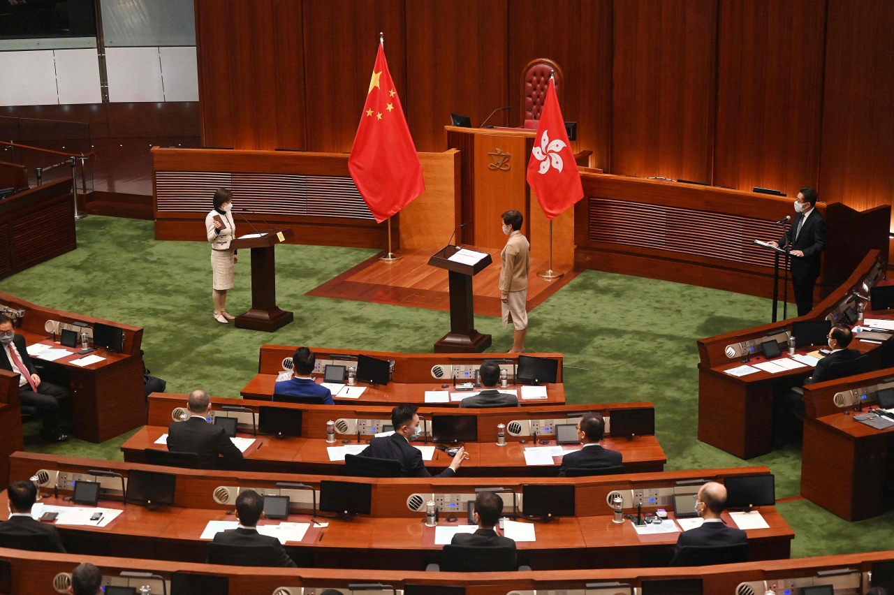캐리 람(林鄭月娥) 홍콩 행정장관(오른쪽)이 지난 3일 홍콩 입법회 의사당에서 열린 의원 선서식에 참석하고 있다. [AFP]