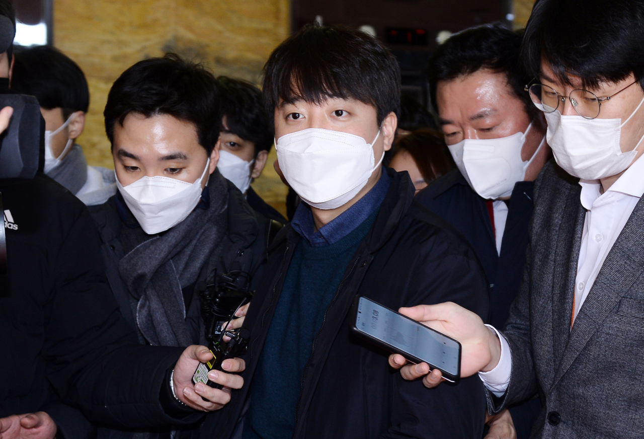 이준석 국민의힘 대표가 6일 국회 당 대표실을 나서며 취재진의 질문을 받고 있다. [헤럴드경제=이상섭 기자]