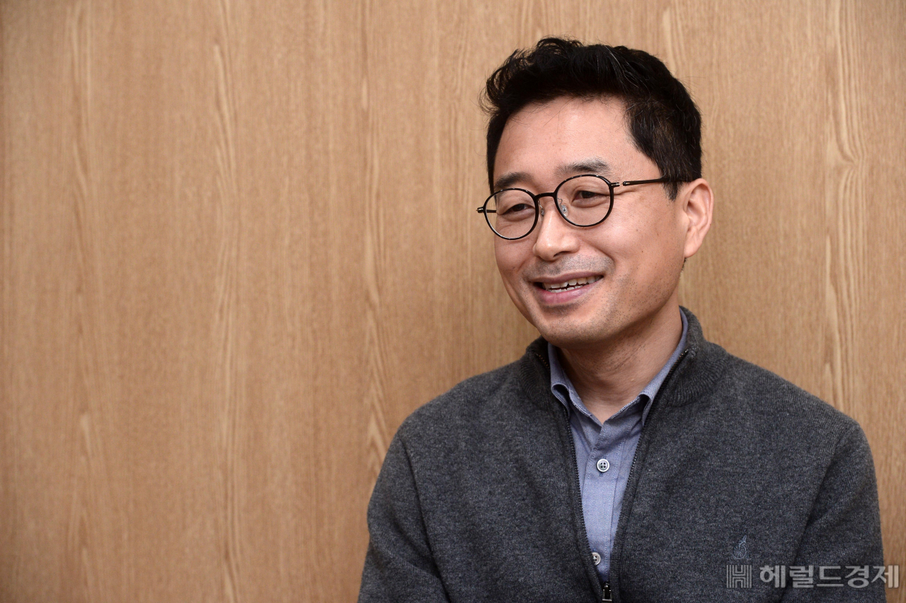 권해영 현대차그룹 인포테인먼트개발실장이 14일 서울 강남에 위치한 사옥에서 본지와 인터뷰를 하고 있다. 그는 “유망한 정보·기술(IT) 기업들이 소프트웨어 인재를 영입하면서, 인재 영입이 가장 큰 고민이 됐다”고 말했다. [박해묵 기자]