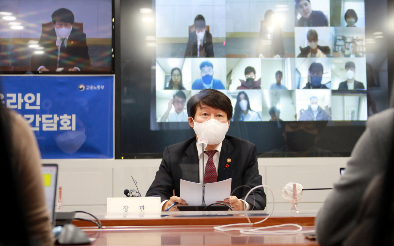 안경덕 고용노동부 장관은 6일 정부세종청사에서 출입기자단과의 간담회에서 답변하고 있다. [고용노동부 제공]