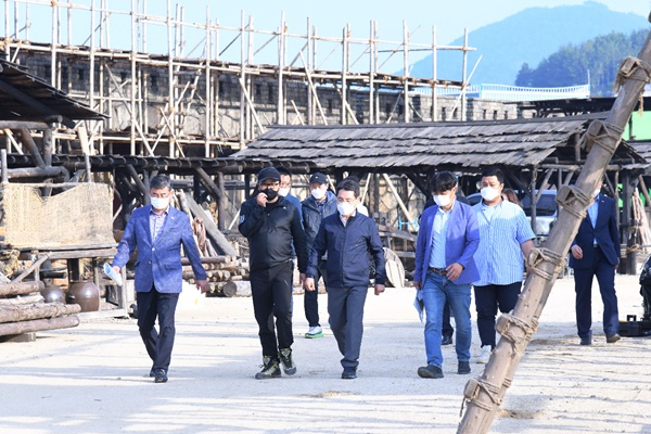 권오봉 여수시장(가운데)이 지난해 6월 영화 '노량'을 촬영 중인 돌산 영화세트장을 방문해 둘러보고 있다.