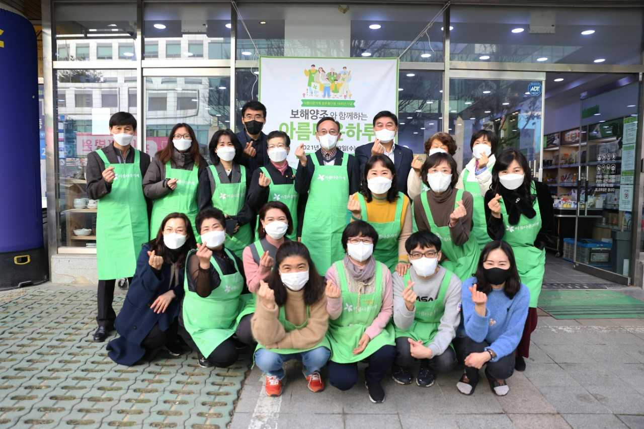 보해양조는 기부문화 확산과 아름다운 가게 첨단점 설립 18주년을 축하하고자 최근 물품 기부에 나섰다.
