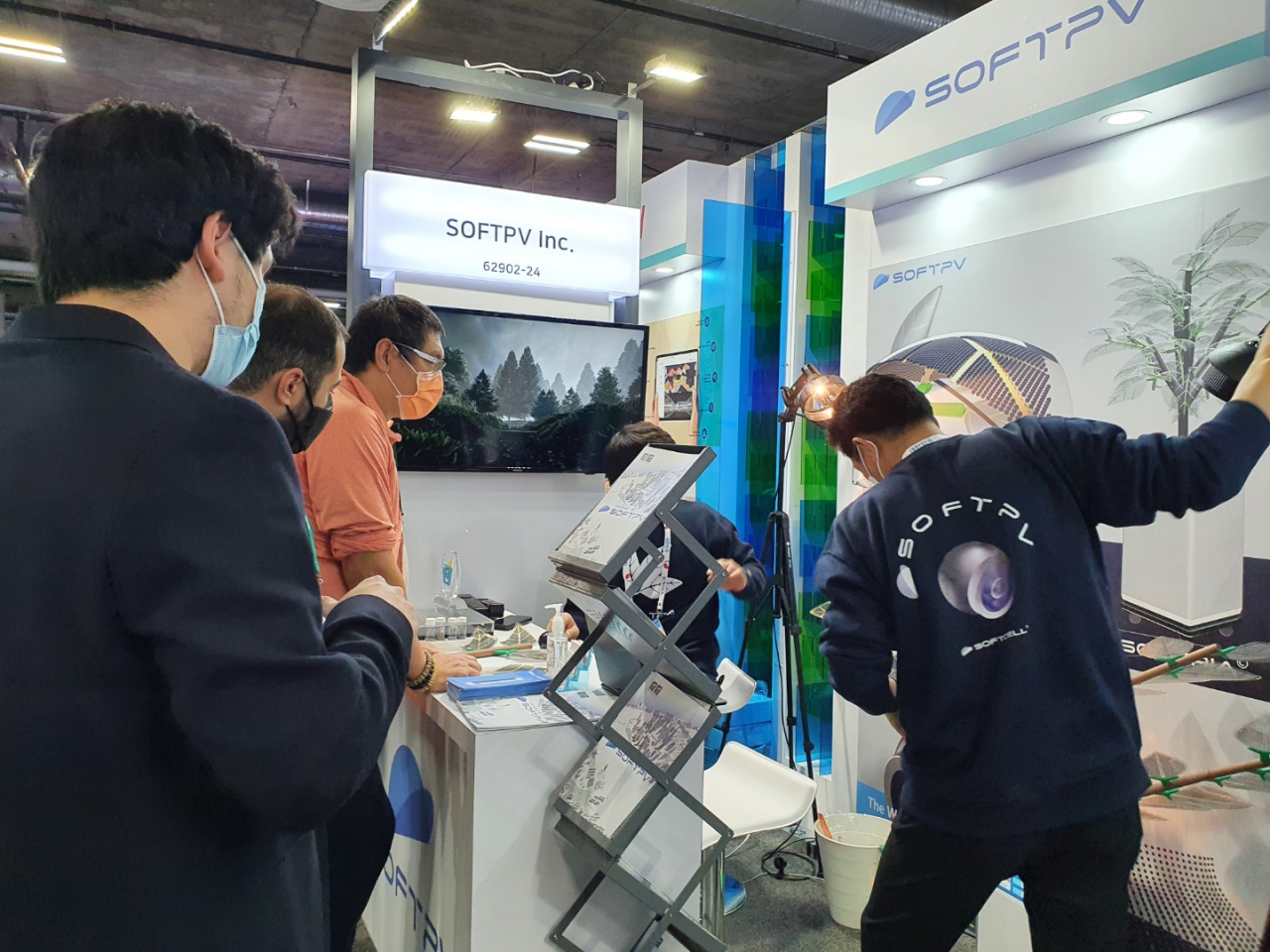 CES 2022 통합한국관 참가기업들이 바이어가 지켜보는 가운데 기술 시연을 하고 있다. [코트라 제공]
