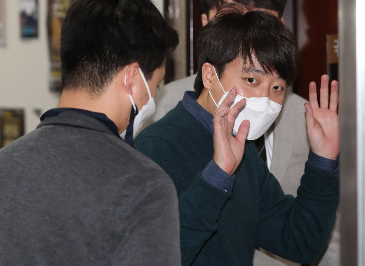이준석 국민의힘 대표가 6일 오후 서울 여의도 국회 당대표실 앞에서 취재진의 질문에 답변한 뒤 대표실로 들어가고 있다. 이상섭 기자