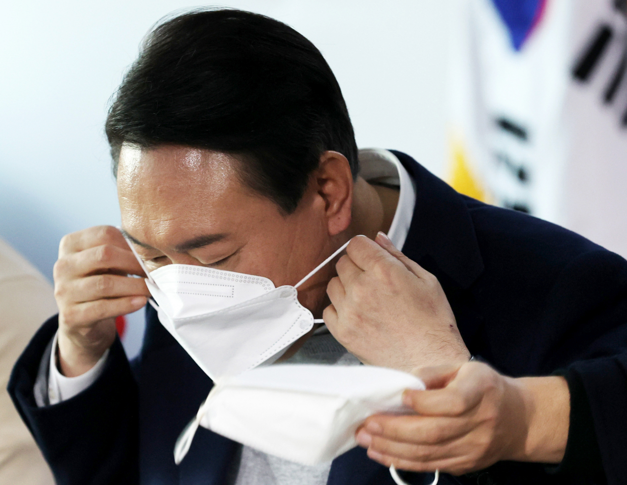 윤석열 국민의힘 대선 후보가 6일 오후 서울 여의도 당사에서 청년보좌역들과 간담회를 하던 중 마스크를 교체하고 있다. [이상섭 기자]