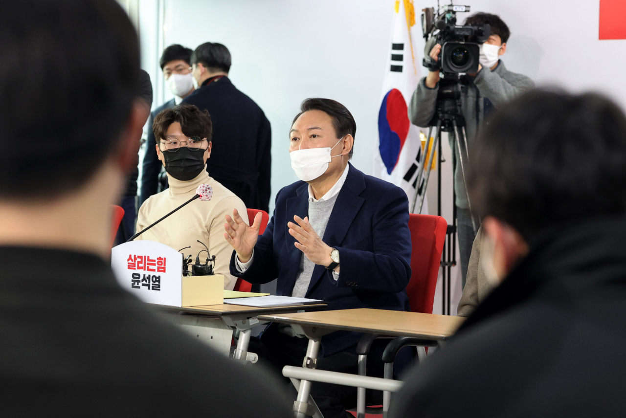 윤석열 국민의힘 대선 후보가 6일 오후 서울 여의도 당사에서 청년보좌역들과 간담회를 하던 중 마스크를 교체하고 있다. [이상섭 기자]