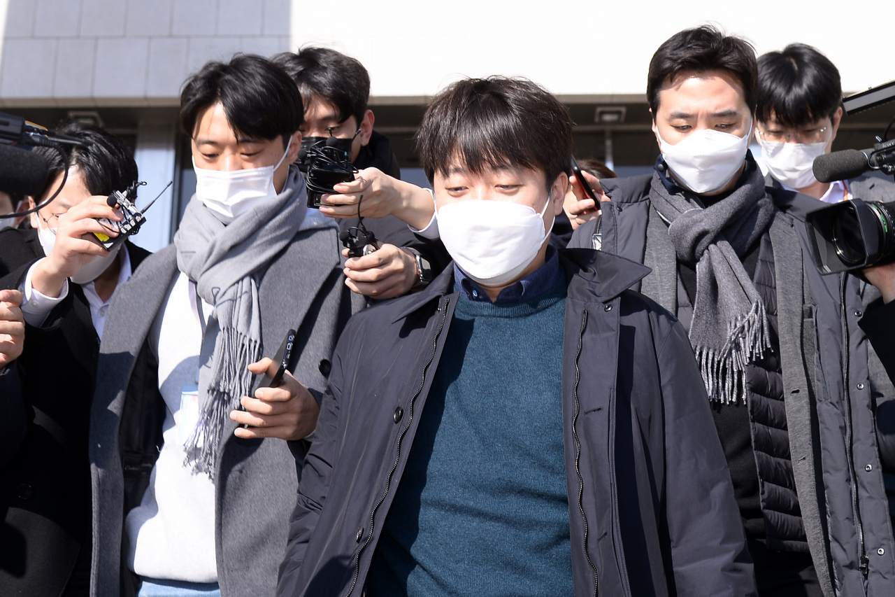 이준석 국민의힘 대표가 6일 국회 당 대표실을 나서며 취재진의 질문을 받고 있다. [헤럴드경제=이상섭 기자]