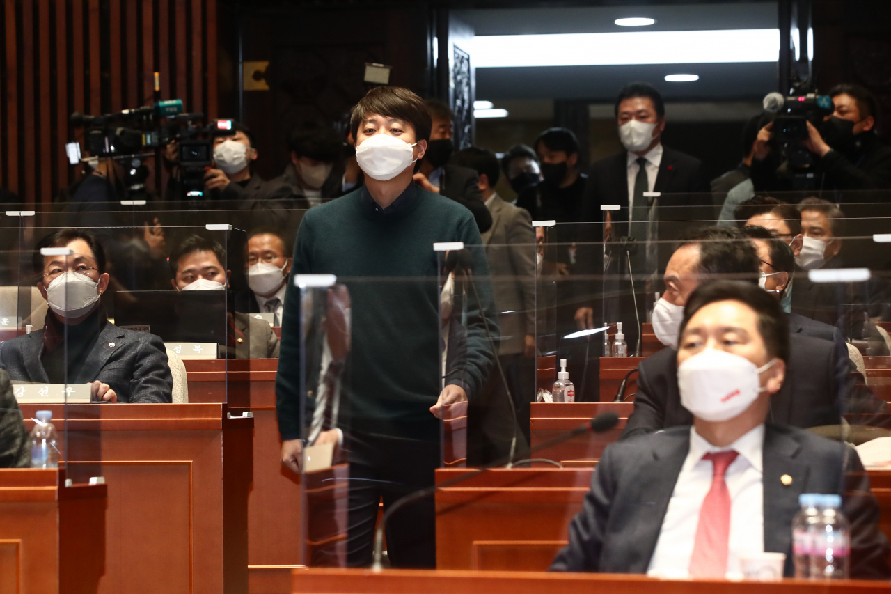 이준석 국민의힘 대표가 6일 오후 국회에서 열린 의원총회에 참석하고 있다. [연합]