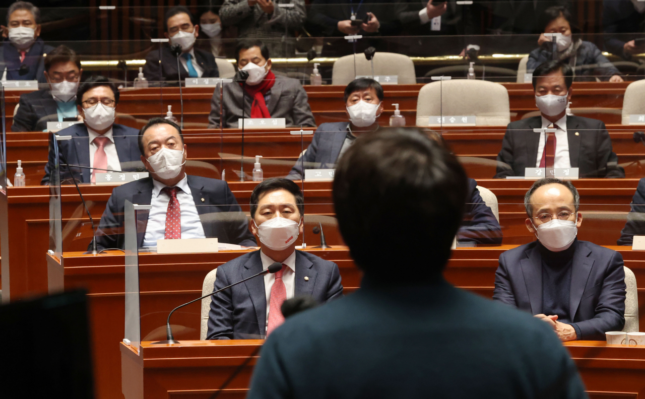 6일 오후 국회에서 열린 국민의힘 의원총회에서 참석 의원들이 이준석 대표의 발언을 듣고 있다. [연합]