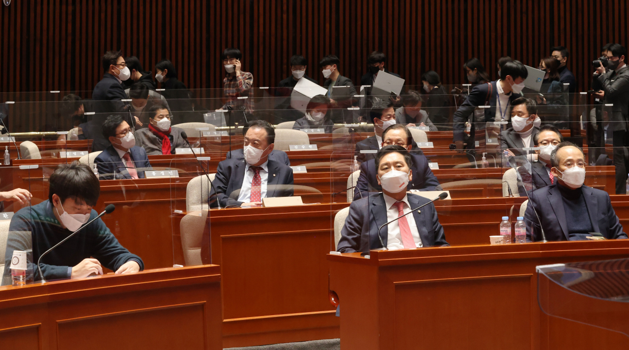 이준석 국민의힘 대표가 6일 오후 국회에서 열린 의원총회에서 발언을 마친 뒤 자리로 돌아와 휴대전화를 보고 있다. [연합]