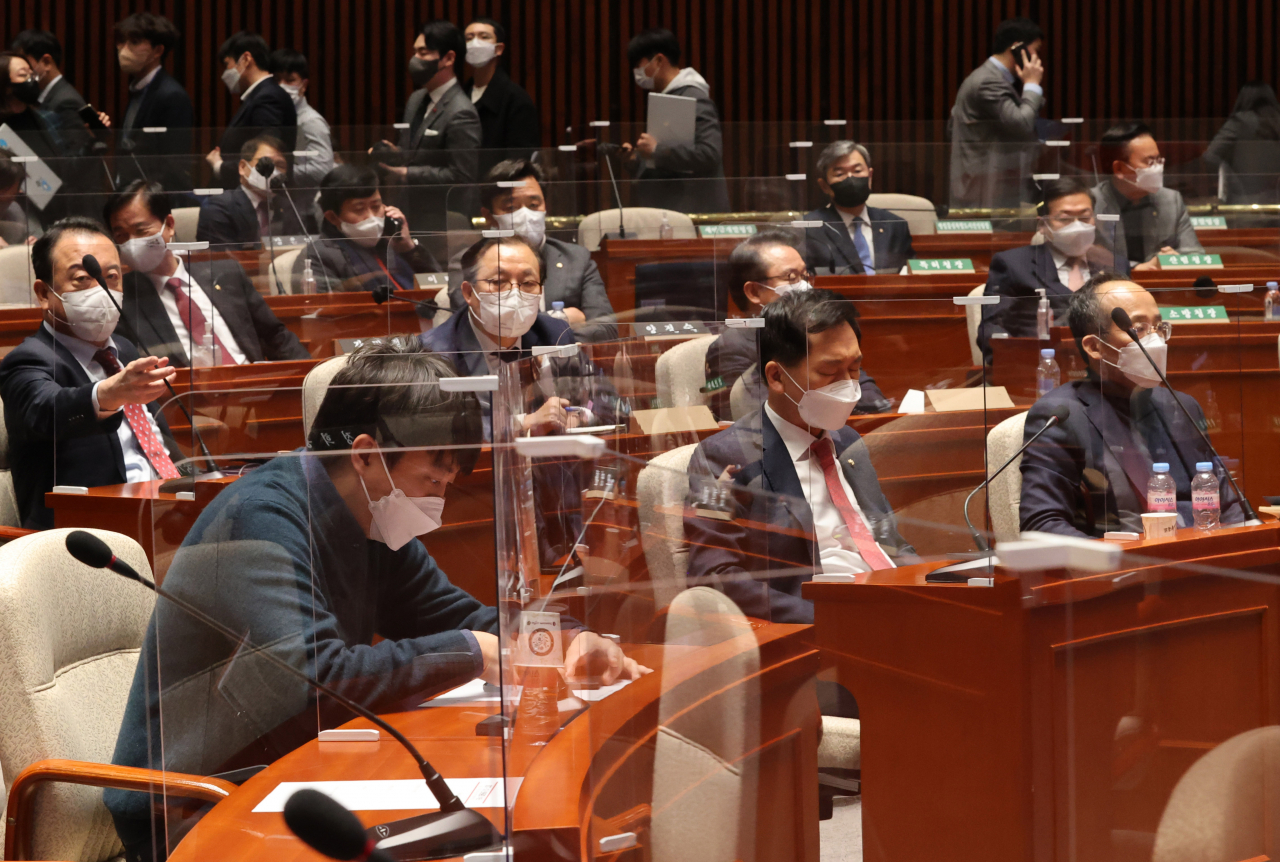 이준석 국민의힘 대표가 6일 오후 국회에서 열린 의원총회에서 발언을 마친 뒤 자리로 돌아와 휴대전화를 보고 있다. [이상섭 기자]