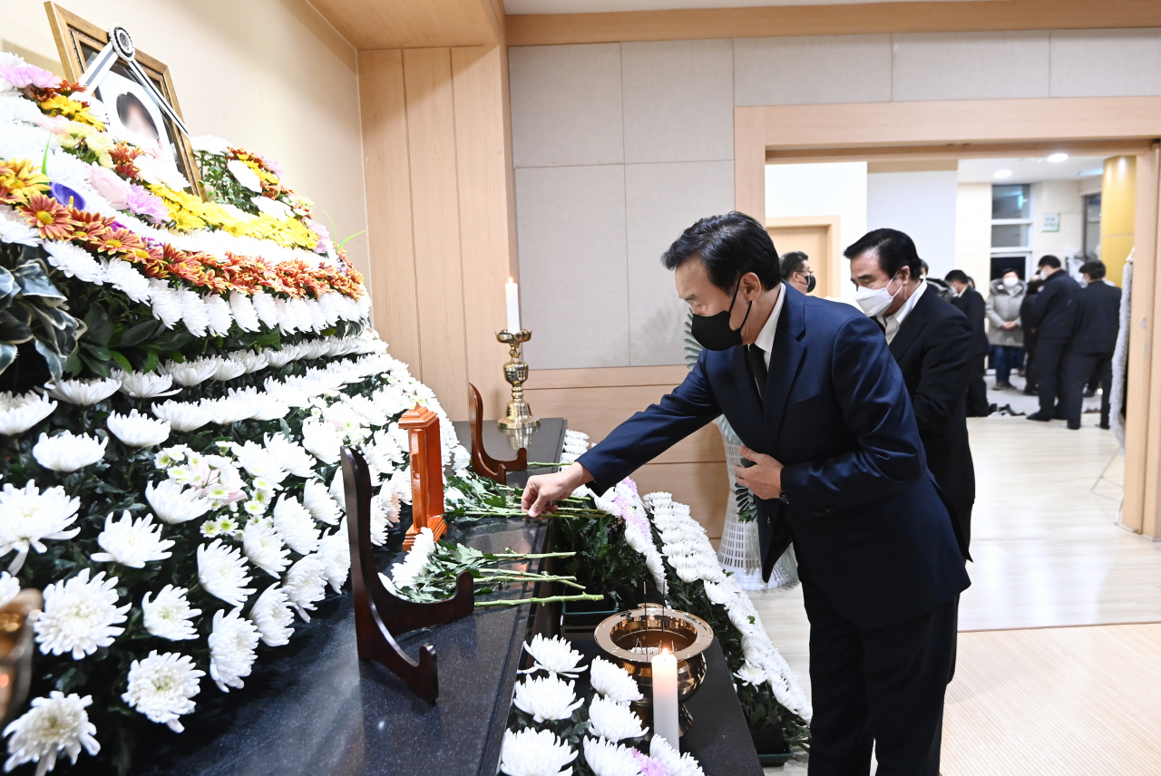 손학규 전 바른미래당 대표가 6일 오후 경기도 평택시 제일장례식장에 마련된 평택 신축 공사장 화재 현장에서 순직한 이형석 소방경 빈소를 찾아 조문하고 있다. [연합]