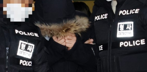 직원을 막대기로 살해한 스포츠센터 대표 A씨가 7일 오전 서울 서대문경찰서에서 검찰로 구속 송치되고 있다. [연합]