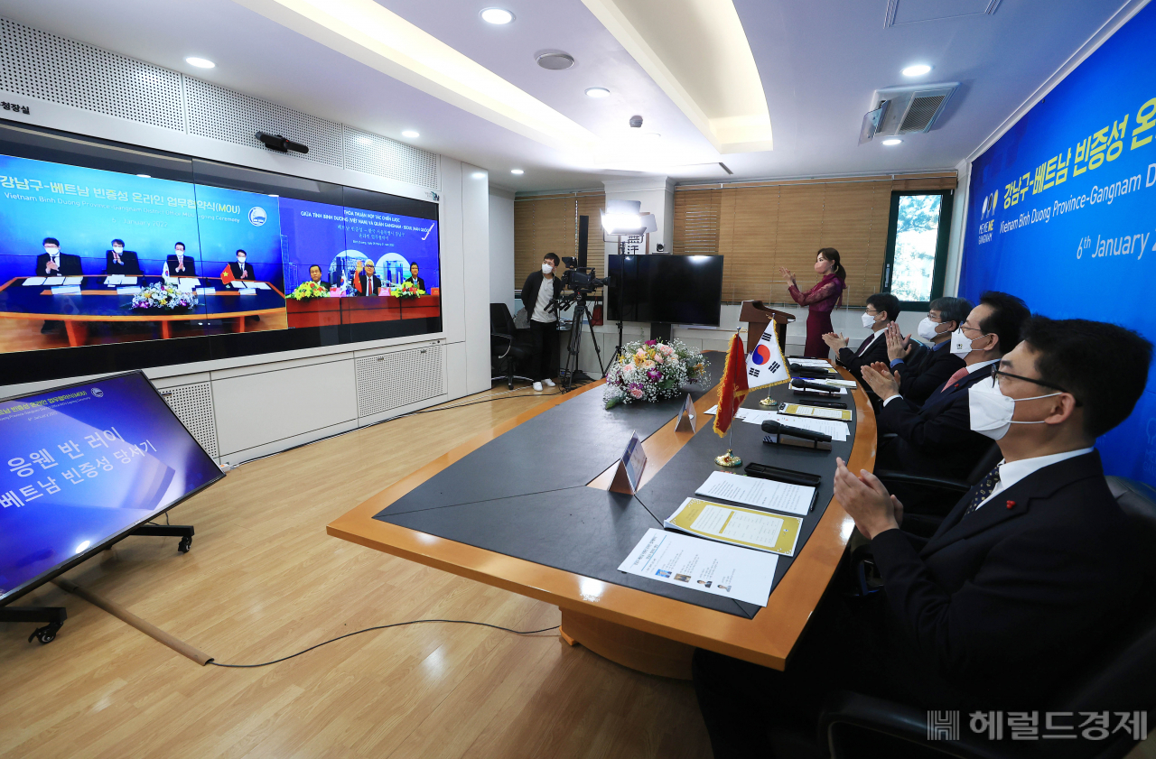 정순균 강남구청장을 비롯 강남구 관계자들이 베트남 빈증성 관계자들과 화상으로 양 도시간 경제교류 활성화에 관한 업무협약을 체결하고 있다. [강남구]