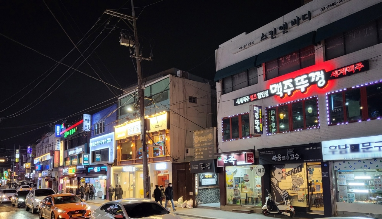 지난 6일 오후 9시께 서울 구로구 고척동의 상가 거리. 가게들이 간판불을 켜두고 점등시위를 벌이고 있다. [독자 제공]