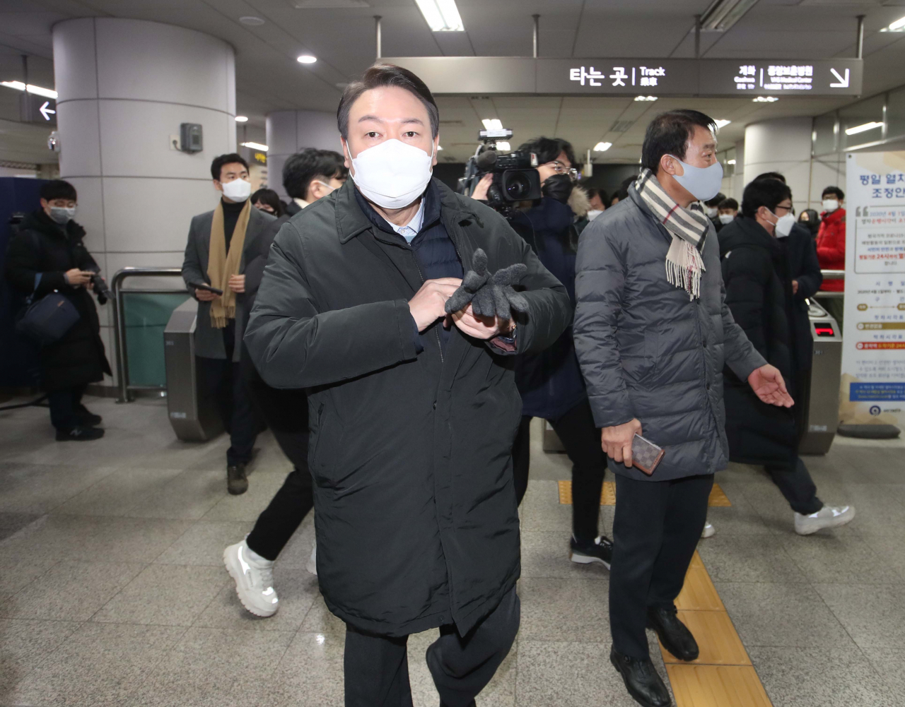 국민의힘 윤석열 대선 후보가 7일 오전 서울 지하철 9호선을 타고 서울 여의도 국회의사당역에서 내려 당사로 출근하고 있다. [연합]