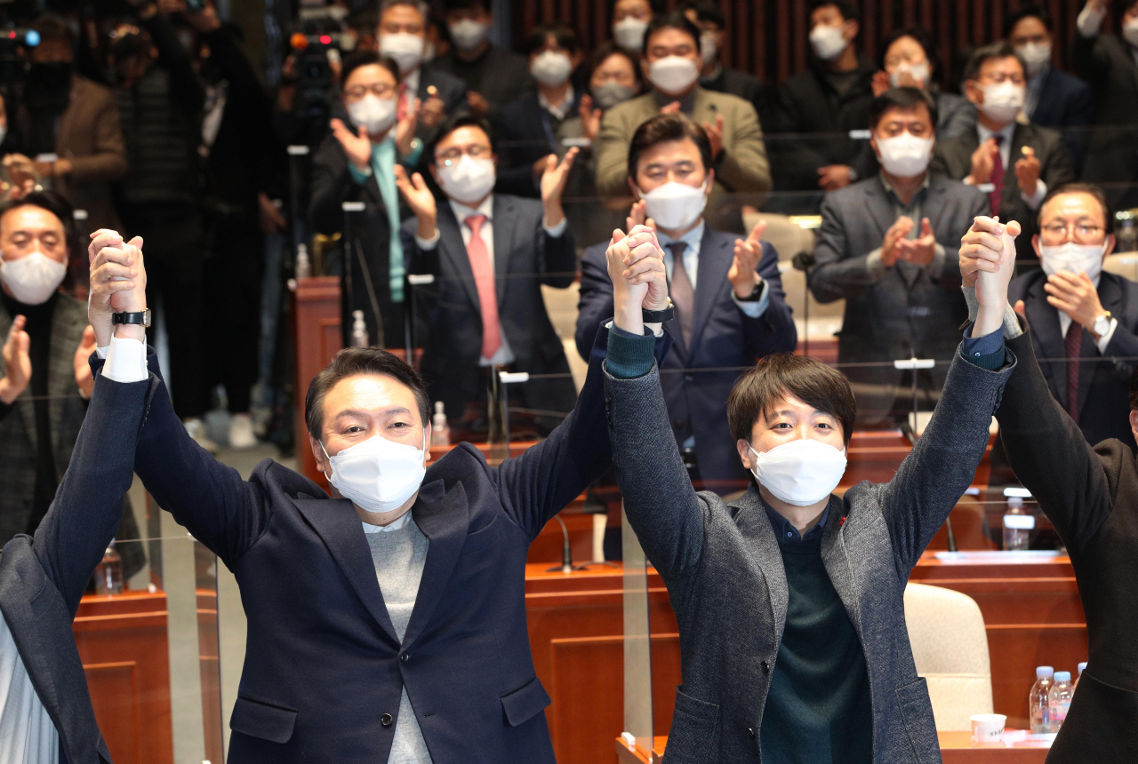 극한 대치 끝에 전격 화해한 윤석열 국민의힘 대선후보와 이준석 대표가 지난 6일 저녁 국회에서 열린 의원총회에서 손을 맞잡고 있다. [헤럴드경제=이상섭 기자]