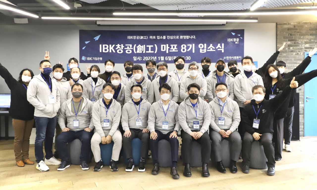사진은 지난 6일 IBK창공 마포에서 진행한 입소식을 마친 참여기업 및 관계자들이 기념촬영을 하고 있는 모습