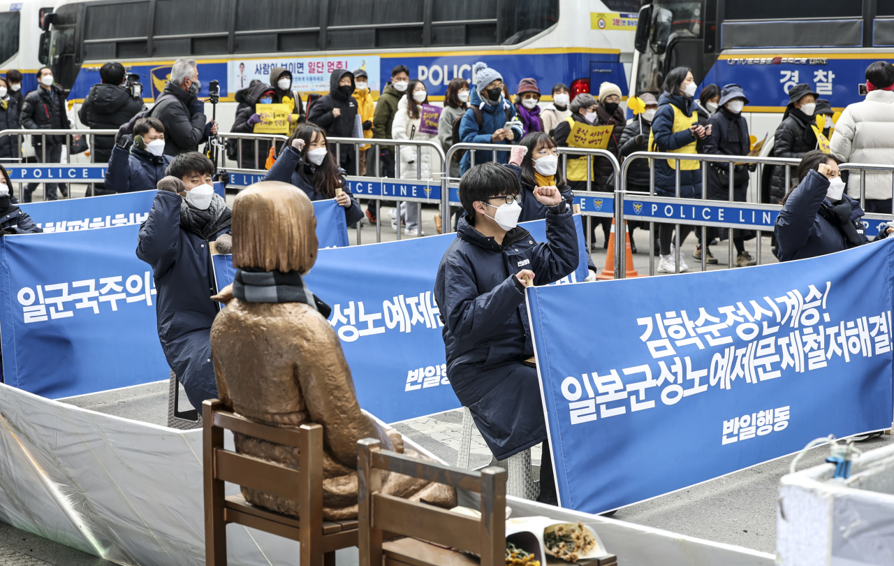 지난 5일 서울 종로구 연합뉴스 사옥 앞에서 열린 ‘수요시위 30주년 기념, 일본군성노예제 문제해결을 위한 1525차 정기 수요시위’ 모습. [연합]