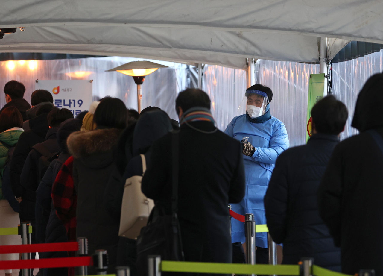 신종 코로나바이러스 감염증(코로나19) 신규 확진자 수가 3717명을 기록한 7일 오전 서울시청 앞 서울광장 코로나19 선별진료소를 찾은 시민들이 검사 순서를 기다리고 있다. [연합]